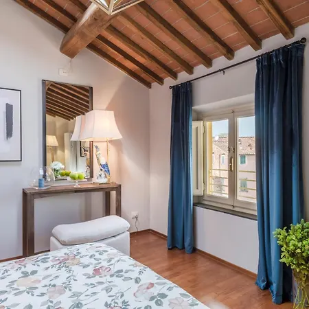 Renaissance Rooftop Retreat In 아파트 루카