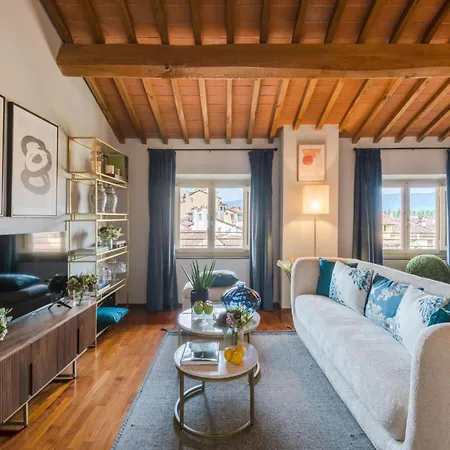 Renaissance Rooftop Retreat In 아파트 *