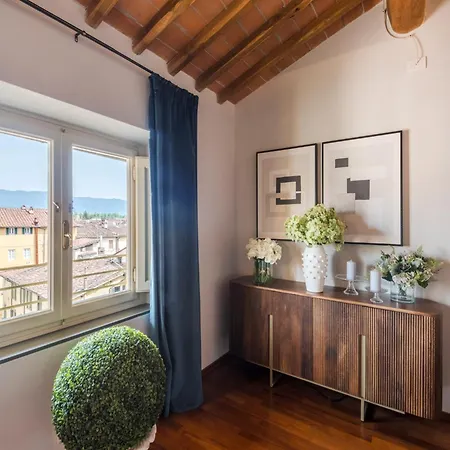 아파트 Renaissance Rooftop Retreat In 루카
