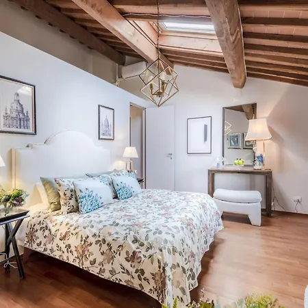 Renaissance Rooftop Retreat In 아파트 루카