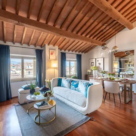 Renaissance Rooftop Retreat In * 루카